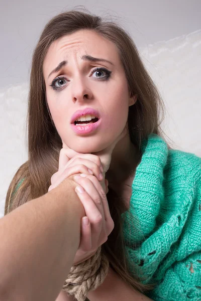 Mädchen mit gefesselten Händen. Weinen. — Stockfoto