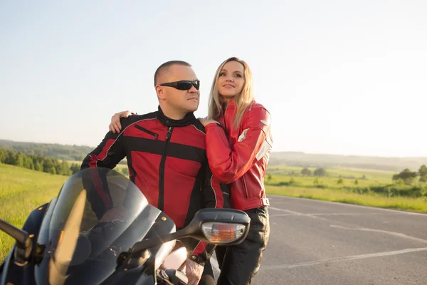 Biker man and woman sitting on a motorcycle. — Stock Photo, Image