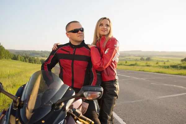 Biker man and woman sitting on a motorcycle. — Stock Photo, Image