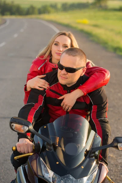 Biker man and woman sitting on a motorcycle. — Stock Photo, Image