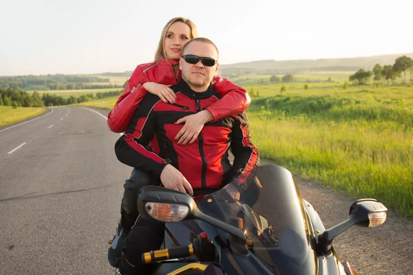 Байкер мужчина и женщина сидят на мотоцикле . — стоковое фото