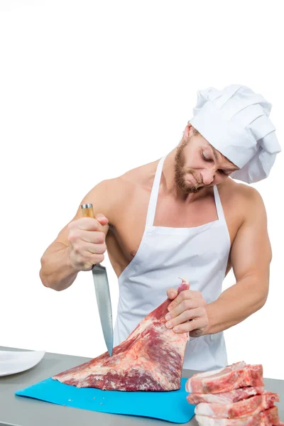 Chef fisiculturista preparar grandes pedaços de carne crua . — Fotografia de Stock