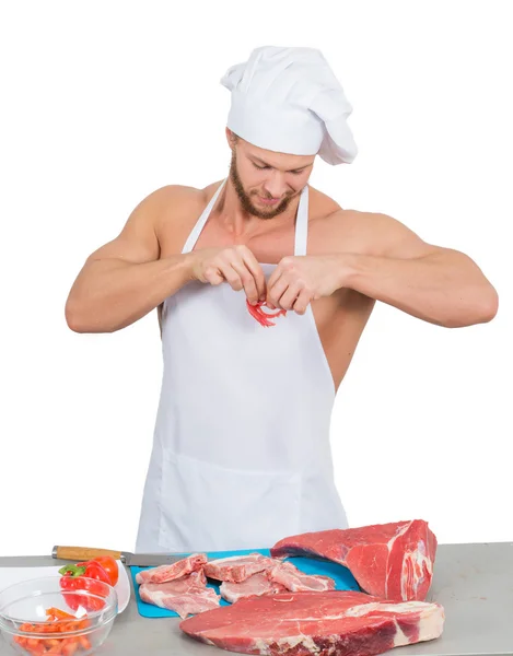 Bucătar culturist pregătind bucăți mari de carne crudă . — Fotografie, imagine de stoc