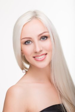 güzel kız uzun beyaz saçlı ve küpe. moda fotoğraf. portre