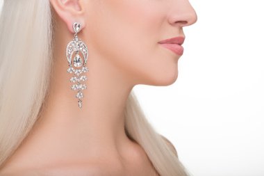 güzel kız uzun beyaz saçlı ve küpe. moda fotoğraf. portre