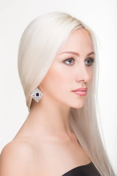 Beautiful girl with long white hair and earrings. fashionable photo. portrait — Stock Photo, Image