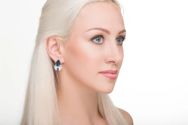 Beautiful girl with long white hair and earrings. fashionable photo. portrait — Stock Photo, Image