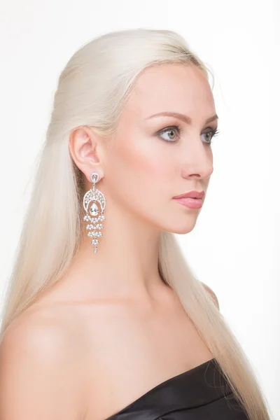 Beautiful girl with long white hair and earrings. fashionable photo. portrait — Stock Photo, Image