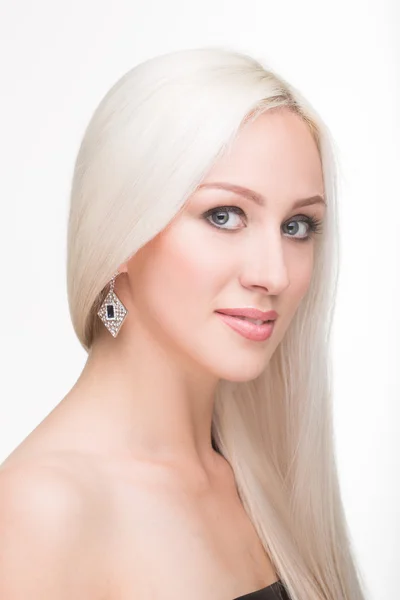 Beautiful girl with long white hair and earrings. fashionable photo. portrait — Stock Photo, Image