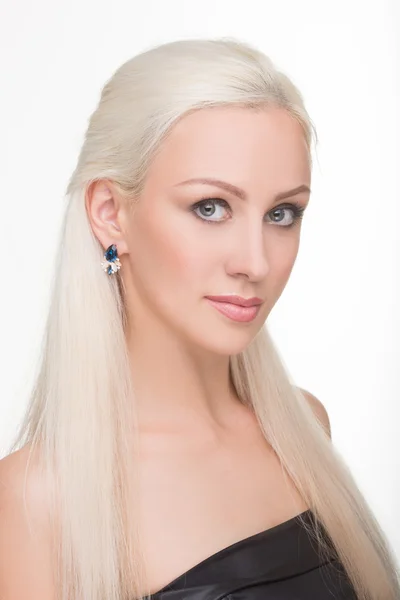Vacker tjej med långt vitt hår och örhängen. modern foto. porträtt — Stockfoto