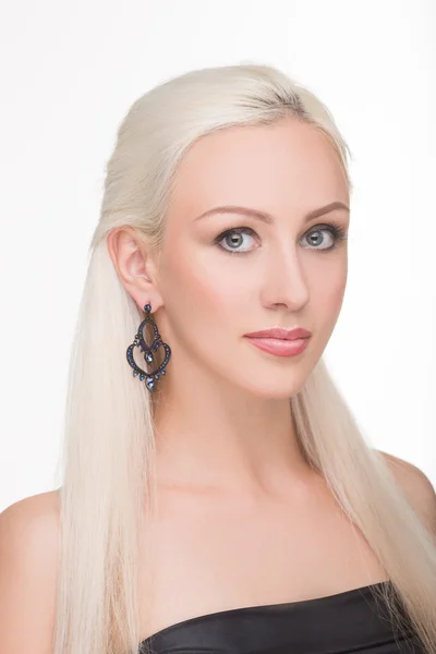 Beautiful girl with long white hair and earrings. fashionable photo. portrait — Stock Photo, Image