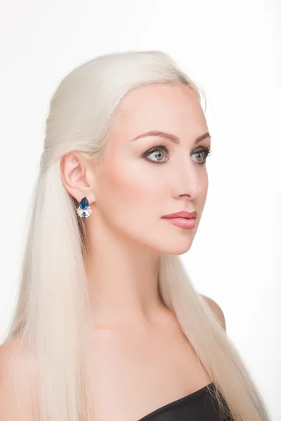 Bella ragazza con lunghi capelli bianchi e orecchini. foto alla moda. ritratto — Foto Stock