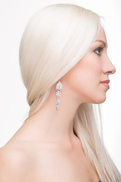 Beautiful girl with long white hair and earrings. fashionable photo. portrait — Stock Photo, Image