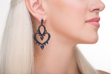 güzel kız uzun beyaz saçlı ve küpe. moda fotoğraf. portre