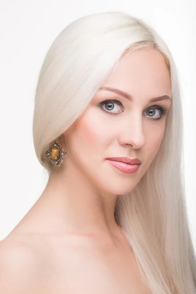 Beautiful girl with long white hair and earrings. fashionable photo. portrait — Stock Photo, Image