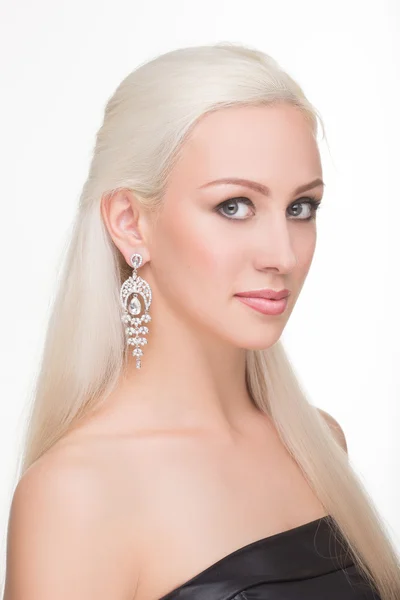 Beautiful girl with long white hair and earrings. fashionable photo. portrait — Stock Photo, Image