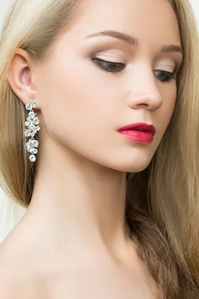 Beautiful girl with red lips and earrings. fashion photo — Stock Photo, Image