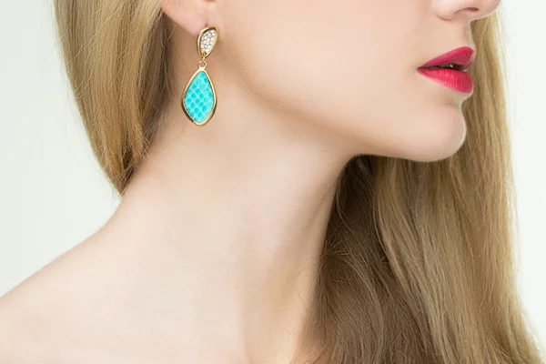Close up of woman wearing shiny diamond earrings — Stock fotografie