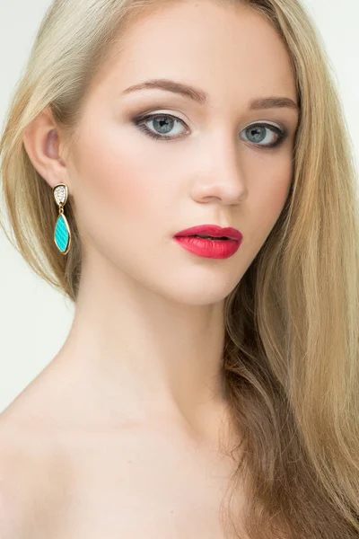 Beautiful girl with red lips and earrings. fashion photo — Stock Photo, Image