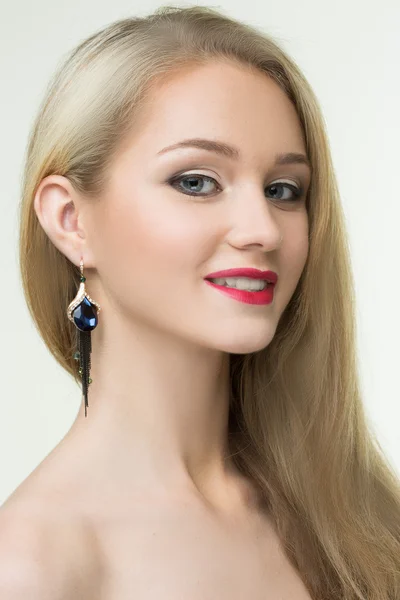 Beautiful girl with red lips and earrings. fashion photo — Stock Photo, Image