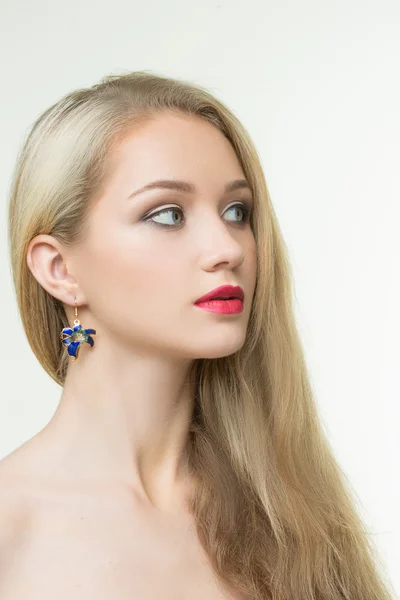 Mooi meisje met rode lippen en oorbellen. mode foto — Stockfoto