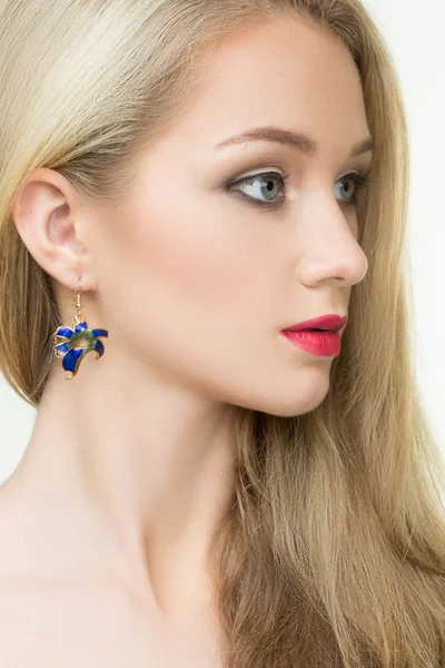 Beautiful girl with red lips and earrings. fashion photo — Stock Photo, Image