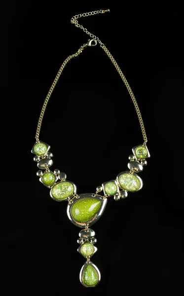Luxury green necklace on black stand — 图库照片