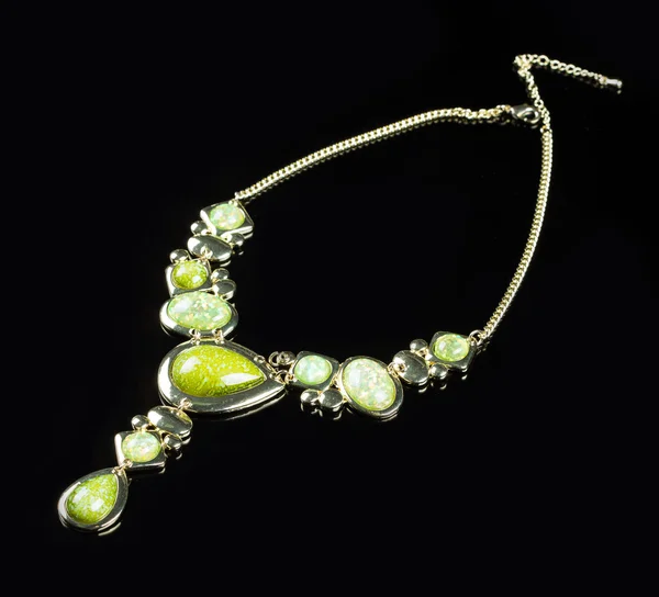 Luxury green necklace on black stand — Stock fotografie