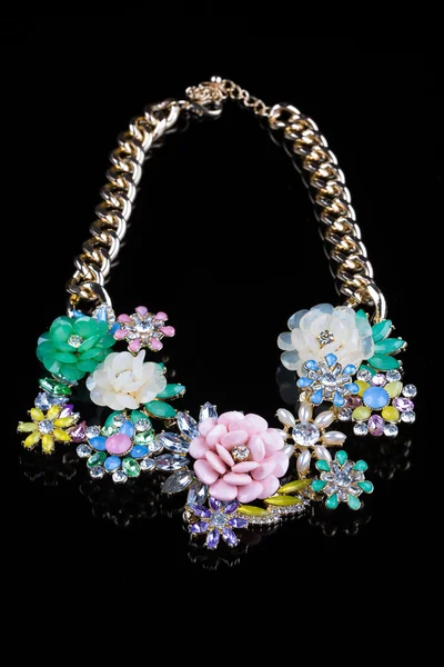 Luxus-Halskette aus Plastikblumen auf schwarzem Ständer — Stockfoto