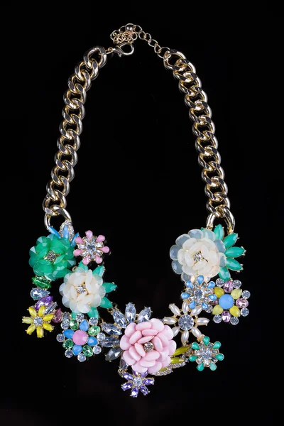 Luxury necklace of plastic flowers on black stand — 图库照片