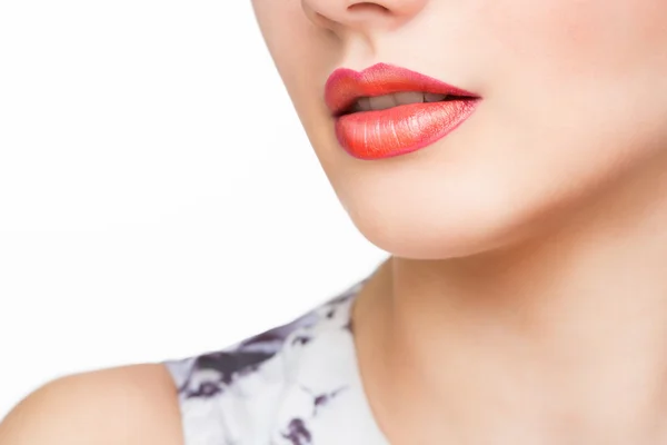 Rode sexy lippen en nagels close-up. Open mond. Manicure en make-up. Make-up concept. — Stockfoto
