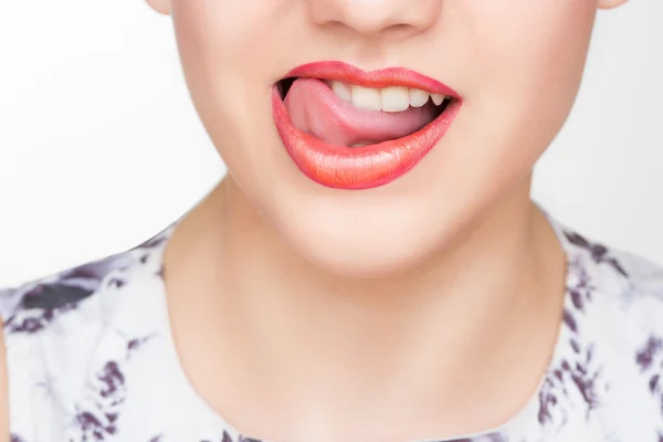 Lippenlecken. Nahaufnahme einer jungen Frau, die Lippen leckt — Stockfoto