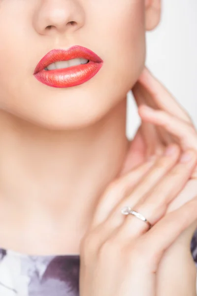 Labbra e Unghie Sexy Rosse primo piano. Apri la bocca. Manicure e trucco. Concetto make up . — Foto Stock