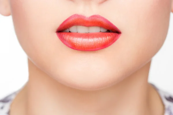 Red Sexy Lips és Nails closeup. Nyitott szájjal. Manikűr és smink. Koncepció alkotó. — Stock Fotó