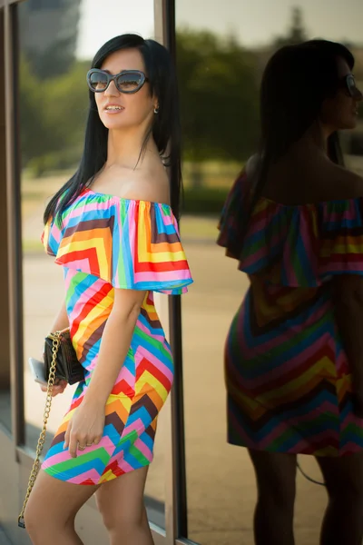 Chica en vestido colorido y gafas de sol en la calle —  Fotos de Stock