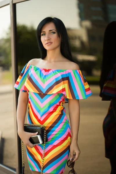 Menina em vestido colorido na rua — Fotografia de Stock