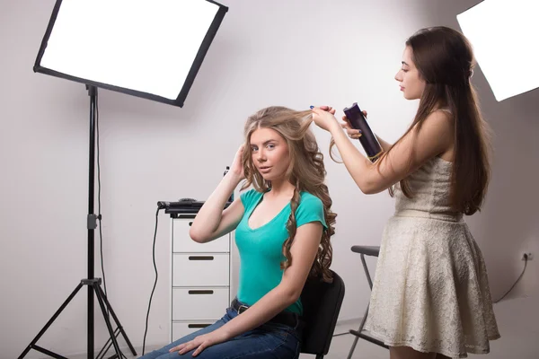 Cabeleireiro faz estilo de cabelo de mulher no salão de cabeleireiro . — Fotografia de Stock