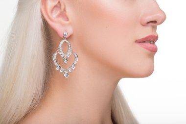 güzel kız uzun beyaz saçlı ve küpe. moda fotoğraf. portre