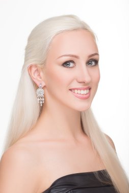 güzel kız uzun beyaz saçlı ve küpe. moda fotoğraf. portre