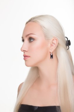 güzel kız uzun beyaz saçlı ve küpe. moda fotoğraf. portre