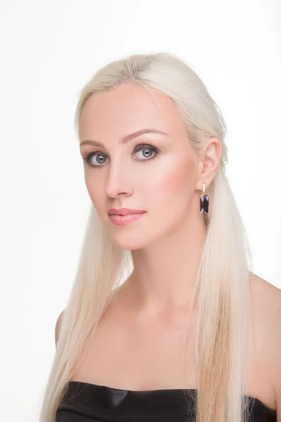 Vacker tjej med långt vitt hår och örhängen. modern foto. porträtt — Stockfoto