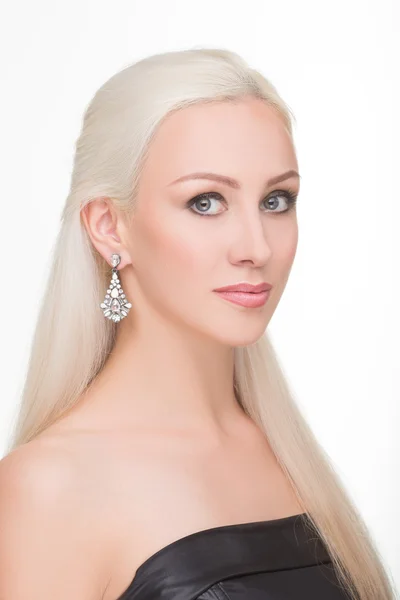 Beautiful girl with long white hair and earrings. fashionable photo. portrait — Stock Photo, Image