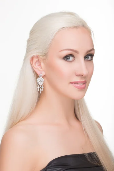 Gyönyörű lány, hosszú, fehér haj és fülbevaló. divatos fénykép. portré — Stock Fotó