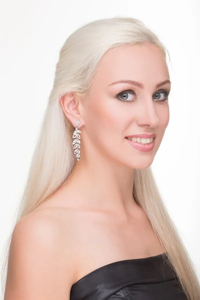 Beautiful girl with long white hair and earrings. fashionable photo. portrait — Stock Photo, Image