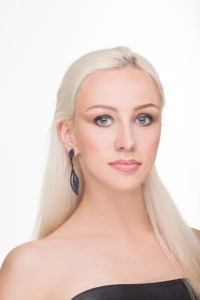 Beautiful girl with long white hair and earrings. fashionable photo. portrait — Stock Photo, Image