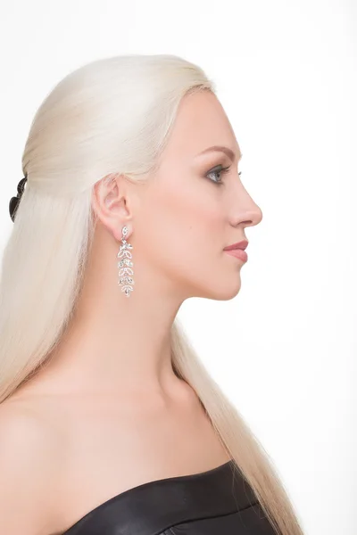 Beautiful girl with long white hair and earrings. fashionable photo. portrait — Stock Photo, Image