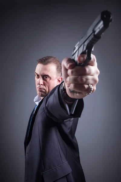 Mann im Businessanzug mit Waffe — Stockfoto