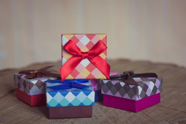 Gift box with red bow on wood background — Stock Photo, Image