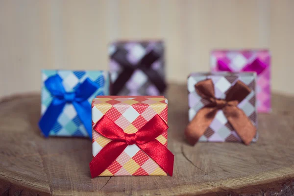 Gift box with red bow on wood background — Stock Photo, Image