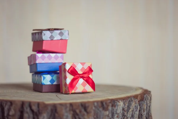 Gift box with red bow on wood background — Stock Photo, Image